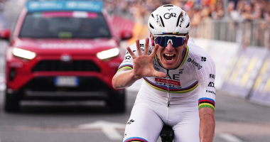 Pogaçar ngjitet në “Olimp”/ Çiklisti i famshëm fiton edhe garën klasike të Lombardisë