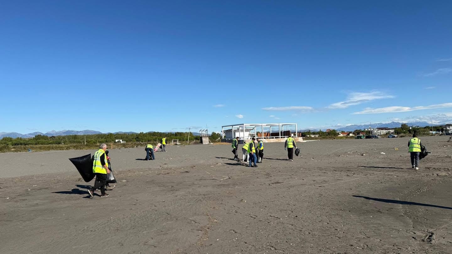 Kryeministri Edi Rama ndan pamje nga pastrimi i bregdetit të Velipojës