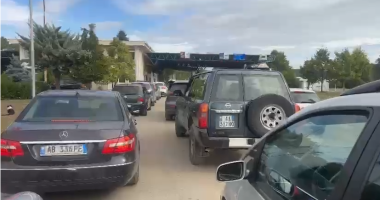 Fluks në Qafë-Thanë/ Numër i lartë automjetesh drejt Maqedonisë së Veriut