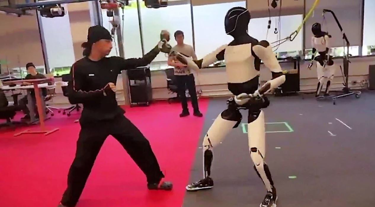Tesla avancon drejt robotikës autonome/ Optimus demonstron lëvizjet Kung Fu