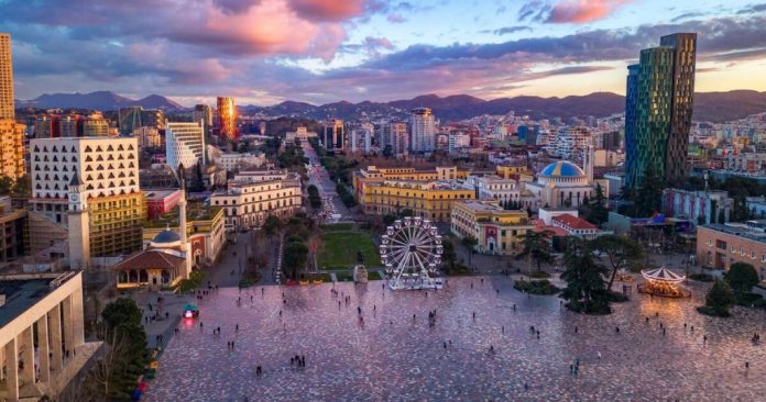 “Travel and Tour World”: Transformimi i Tiranës, nga trashëgimia historike te inovacioni modern në Shqipëri
