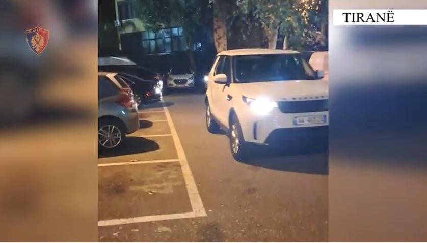 I bleu makinën dhe e gënjeu për paratë/ Tiranë, arrestohet 28-vjeçari