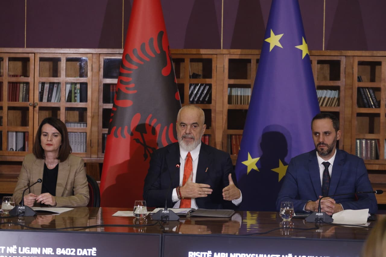 “Muret rrethuese, me leje”, Rama: Kush nuk e respekton do përballet me shembjet dhe pasojat ligjore
