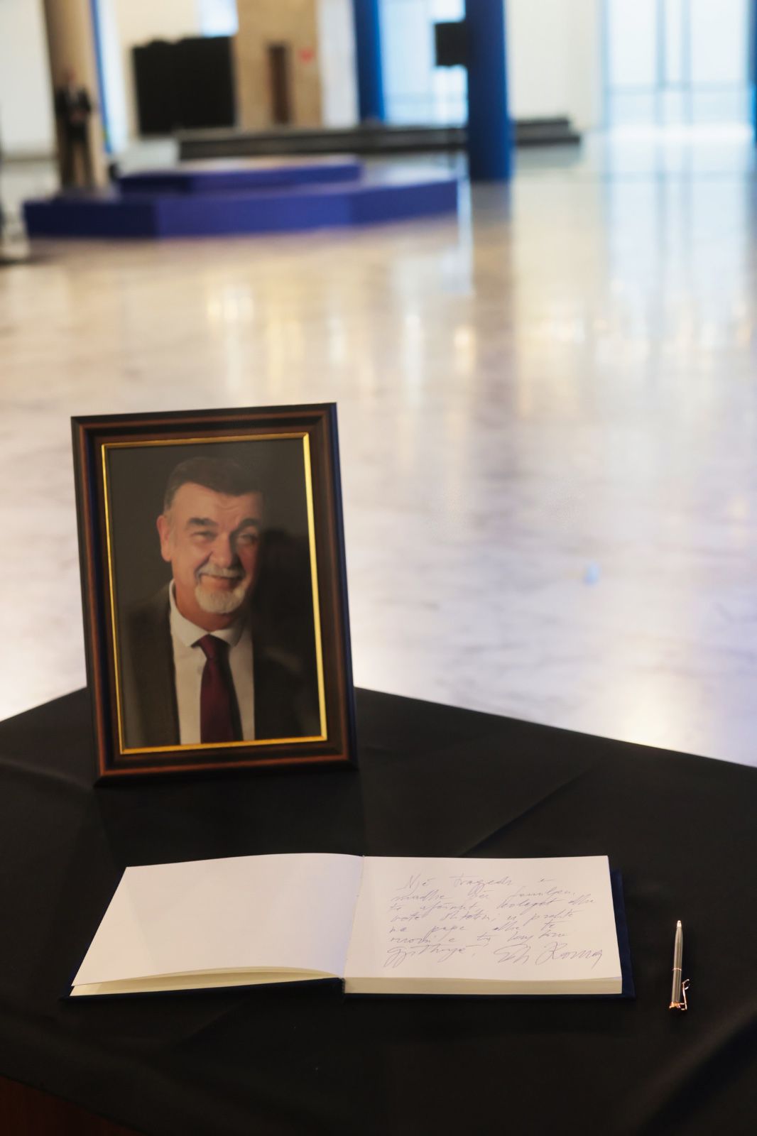 Homazhe gjyqtarit Astrit Kalaja/ U vra në sallën e gjyqit, nderohet nga drejtues të shtetit dhe drejtësisë