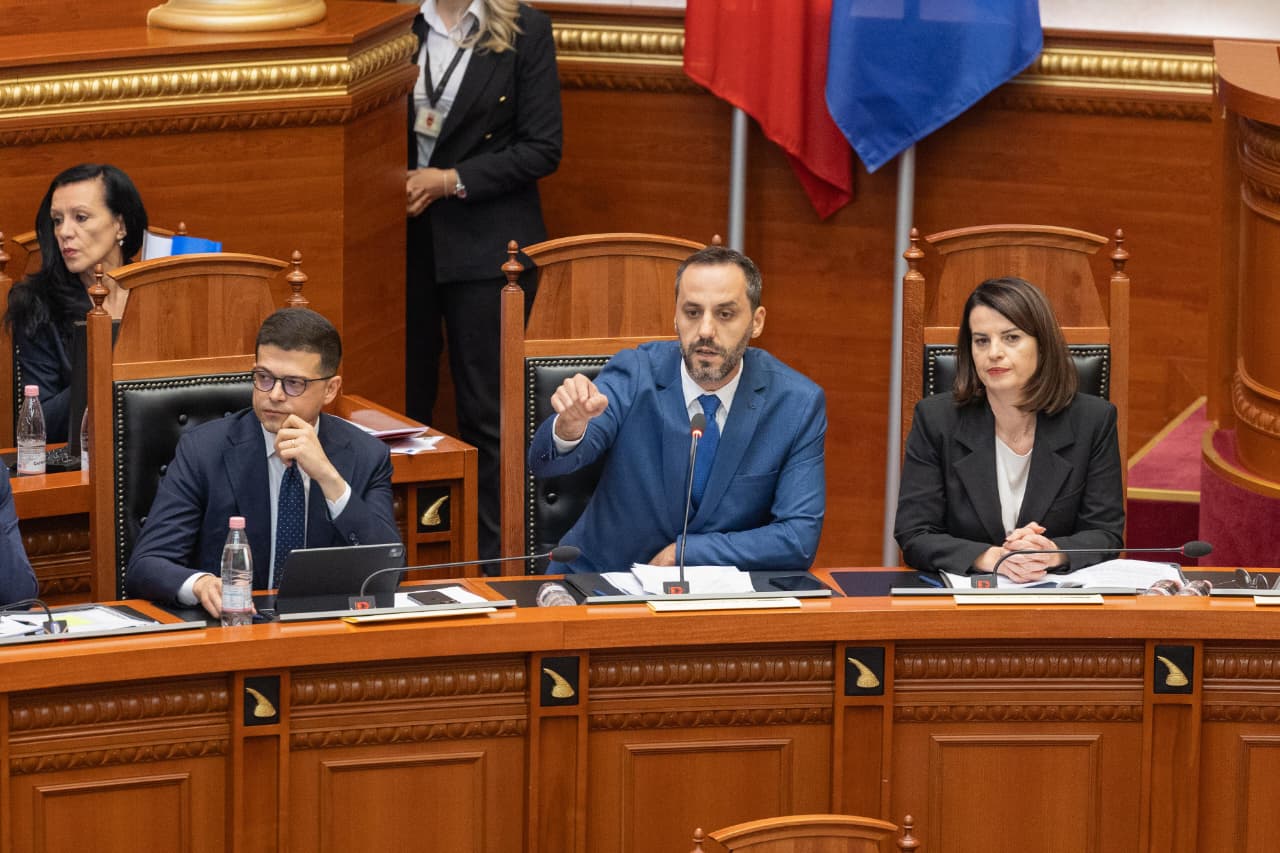 “E rëndë të bësh politikë me vrasjen”, Ministri i Drejtësisë i ashpër me opozitën në Kuvend: Turp t’ju vijë!