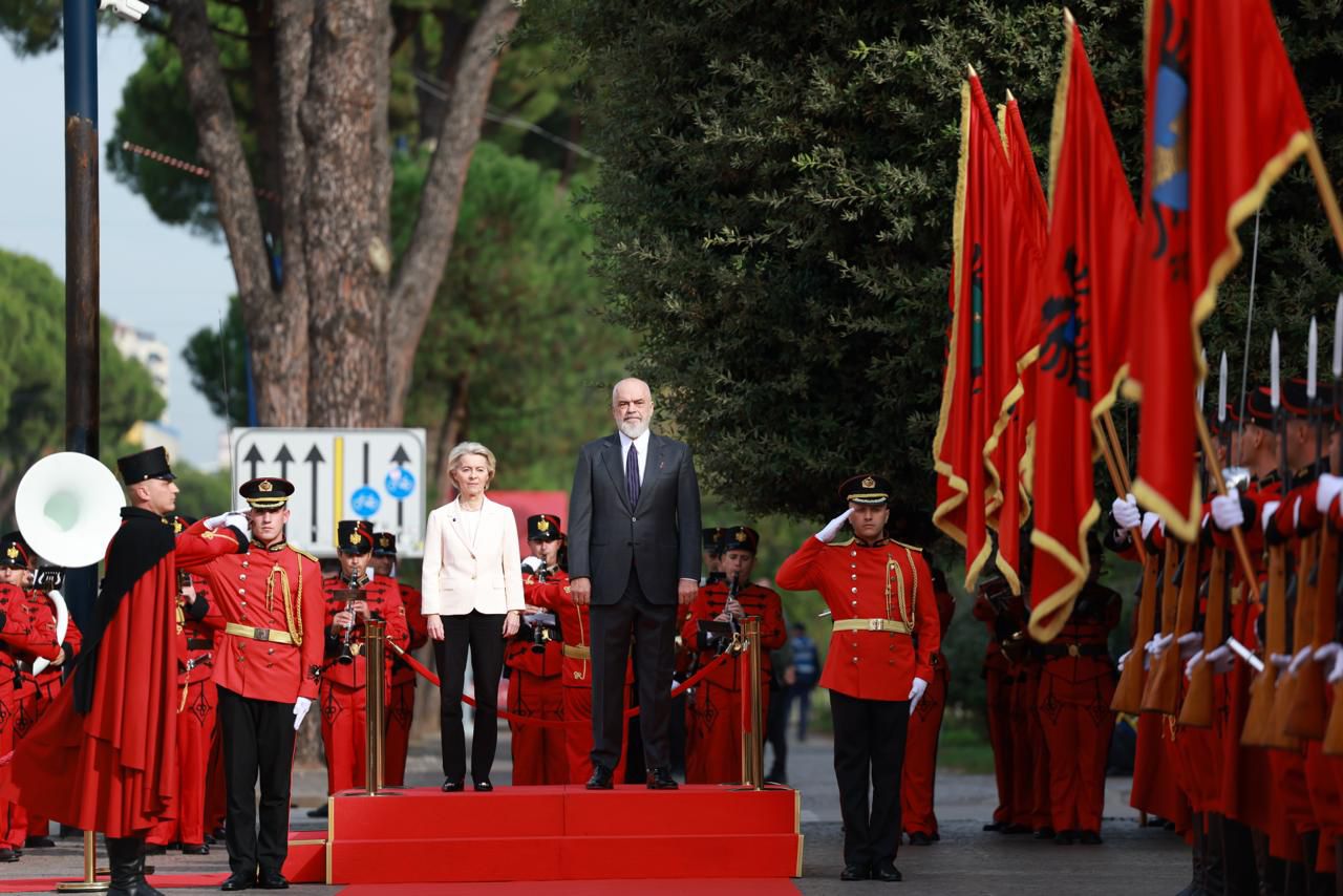 Forumi i Investimeve ‘BE-Ballkani Perëndimor’/ Presidentja e KE-së në Tiranë, pritet me ceremoni zyrtare nga kryeministri Rama