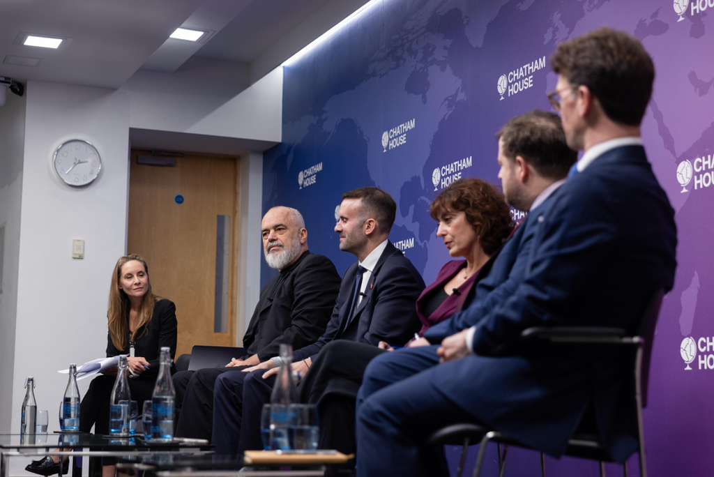 ‘Largimi i të rinjve, trajektore që duhet ta përshkrojmë si shumë vende’/ Rama-politikanëve britanikë: Kushdo që ‘prek’ shqiptarët, duhet ta mbyll gojën!