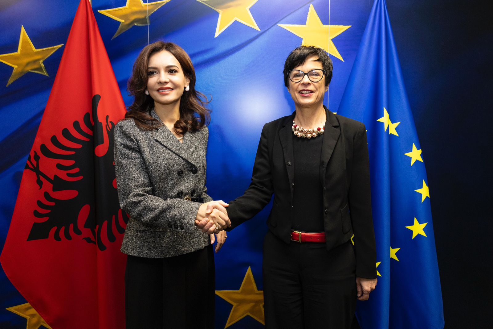 Komisionerja Kos pret Spiropalin: Shqipëria rast suksesi, mbështesim ambicien për mbylljen e negociatave brenda 2027