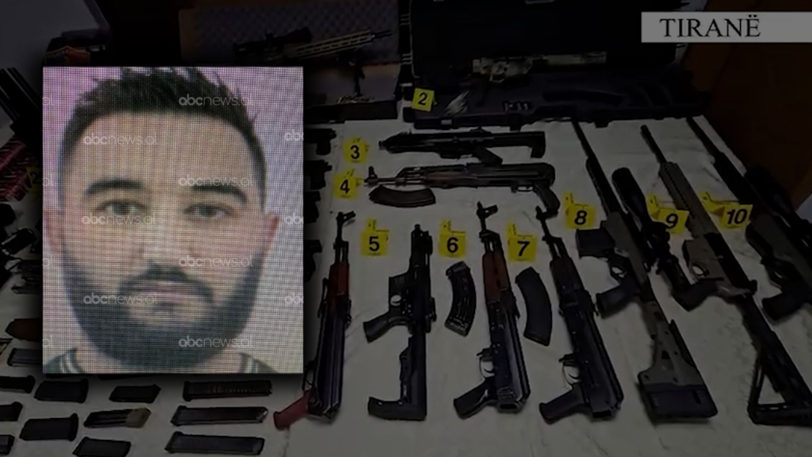 VIDEO/ Të fshehura në një furgon, kush është personi që mbushi automjetin me 23 armë zjarri