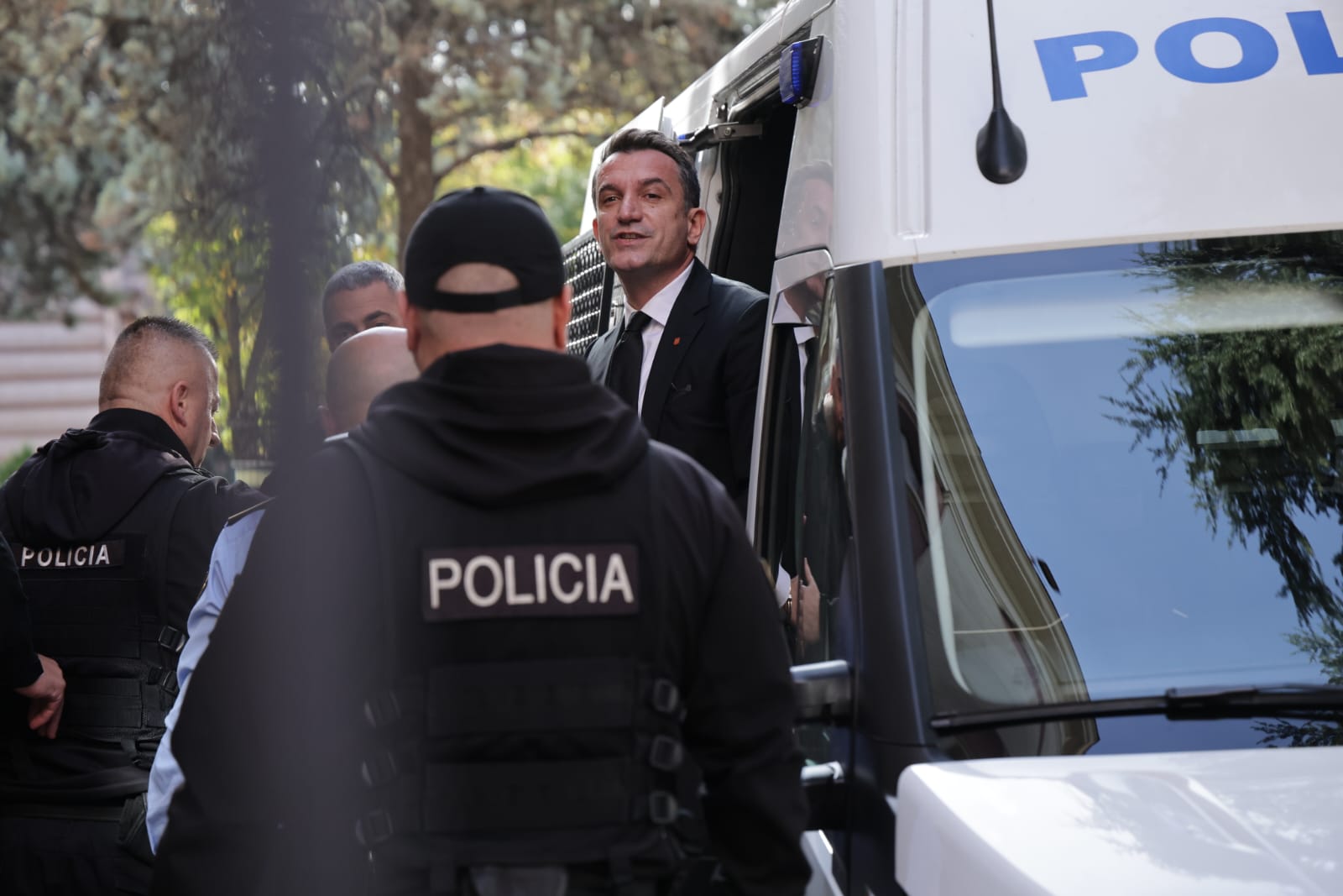 Seanca në Kushtetuese/ Erion Veliaj mbërrin në Gjykatë me pranga në duar