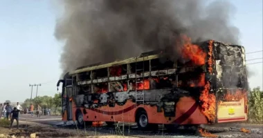 VIDEO/ Autobusi shpërthen në flakë, të paktën 20 viktima në Indi