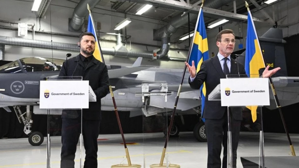 Suedia dhe Ukraina nënshkruajnë marrëveshje për furnizimin me 100 aeroplanë luftarakë Gripen