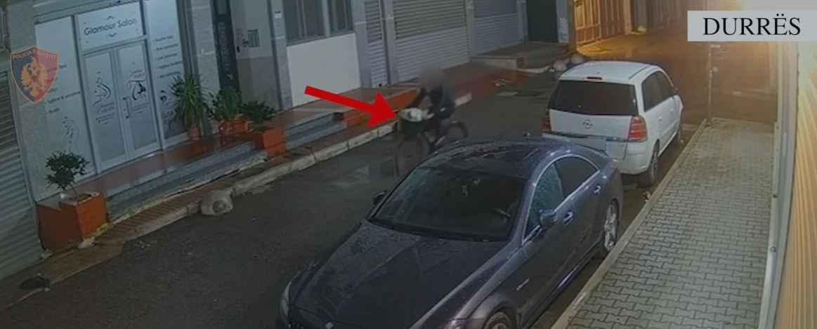 Zbardhen 5 raste vjedhjesh në Durrës/ Thyente xhamat e automjeteve dhe merrte sende personale e para, pranga 37-vjeçarit 