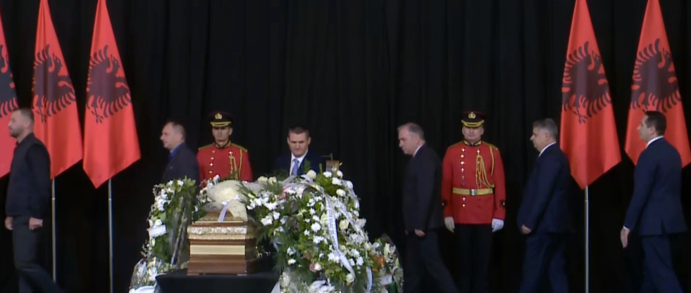 Vrasja e Astrit Kalasë në sallën e gjyqit/ Kreu i SPAK dhe prokurorët në homazhe, nderojnë gjyqtarin