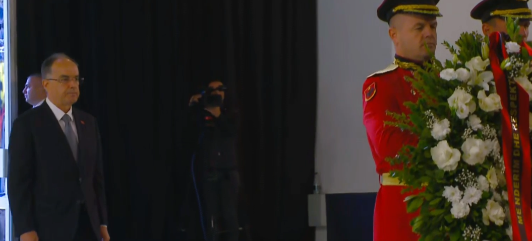 Homazhe gjyqtarit/ U vra në sallën e gjyqit, presidenti Begaj nderon Astrit Kalanë