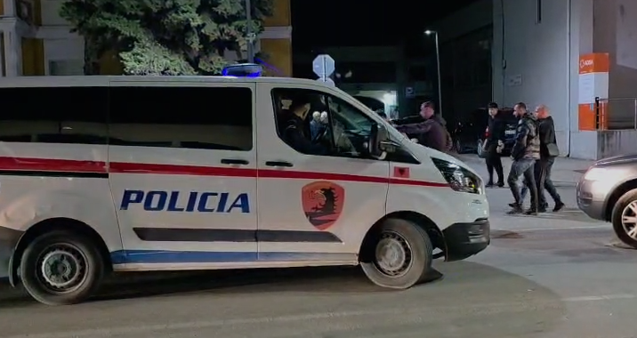 Fier, konfliktohen dy persona/ Arrestohen nga policia, patën armë zjarri