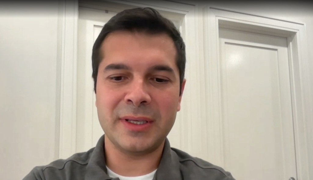 Në udhëtimin e parë…me babin pilot/ Emocionet e videos virale, piloti shqiptar rrëfen udhëtimin e parë me familjen e tij