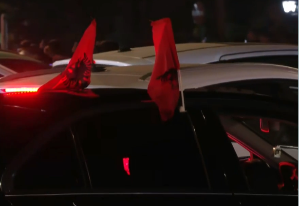 Tirana kuq e zi/ Atmosferë feste pas fitores së kombëtares në Serbi
