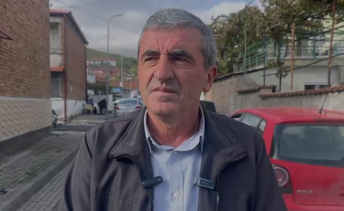 Tragjedia në Maliq, shefi i zjarrfikëses: Fëmijët i gjetëm jashtë banesës, nëna e asfiksuar në kuzhinë