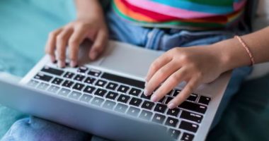 Shkolla në ‘San Francisko’ që mëson përmes inteligjencës artificiale/ Vetëm 2 orë mësim në ditë, por a funksionon për të gjithë?