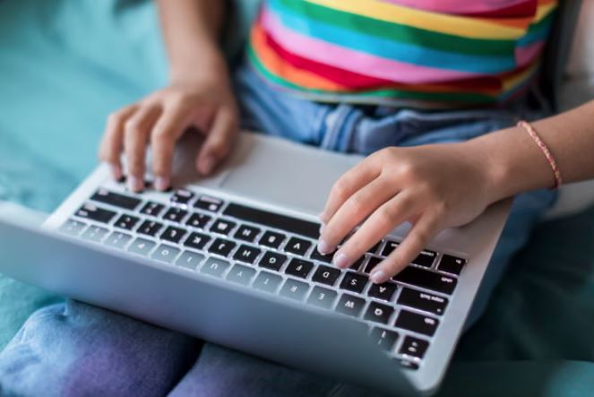 Shkolla në ‘San Francisko’ që mëson përmes inteligjencës artificiale/ Vetëm 2 orë mësim në ditë, por a funksionon për të gjithë?