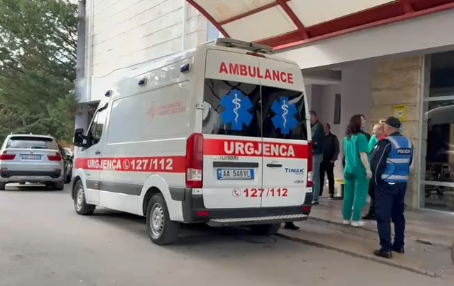 Zjarri në banesën në Maliq/ Vajza e mitur në gjendje të rëndë, intubohet në QSUT