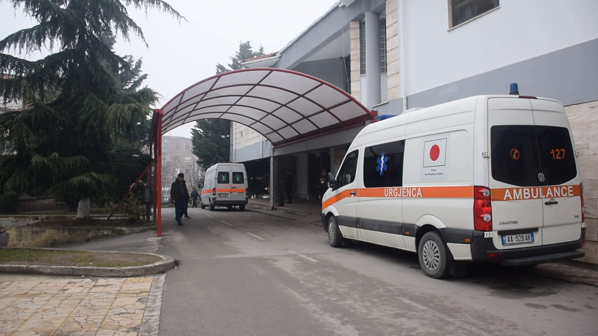 EMRI/ Përplasen dy automjete në Korçë, humb jetën një grua 41-vjeçare