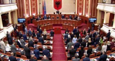 Një minutë heshtje për gjyqtarin e vrarë/ Kuvend, seanca nis me nderime për gjyqtarin Astrit Kalaja