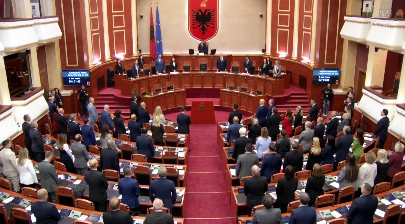 Një minutë heshtje për gjyqtarin e vrarë/ Kuvend, seanca nis me nderime për gjyqtarin Astrit Kalaja