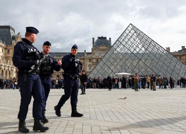 Macron  Do gjejmë xhevahirët   Autorët e grabitjes në Louvre do mbajnë përgjegjësi penale 