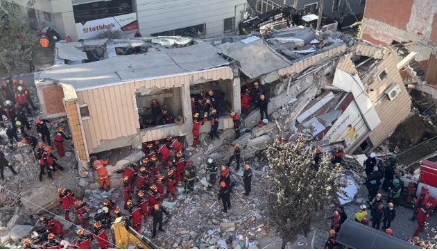 Shembet ndërtesa 7-katëshe në Stamboll/ Turqi, 5 persona të bllokuar nën rrënoja