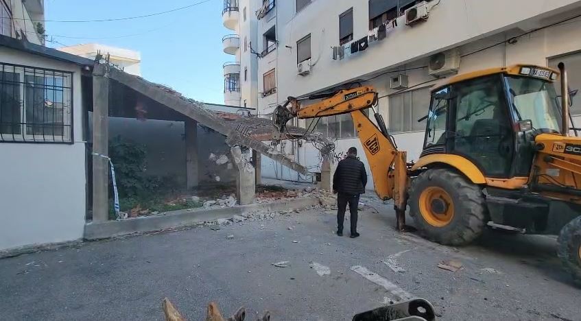 Vijon aksioni për lirimin e hapësirave publike/ Durrës, shemben ndërtimet pa leje