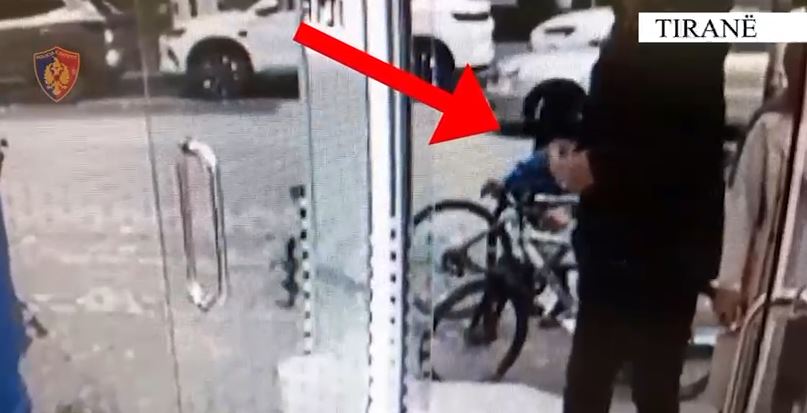 Tiranë/ Vodhën 9 biçikleta dhe motomjete elektrike, në pranga një 18-vjeçar dhe një i mitur