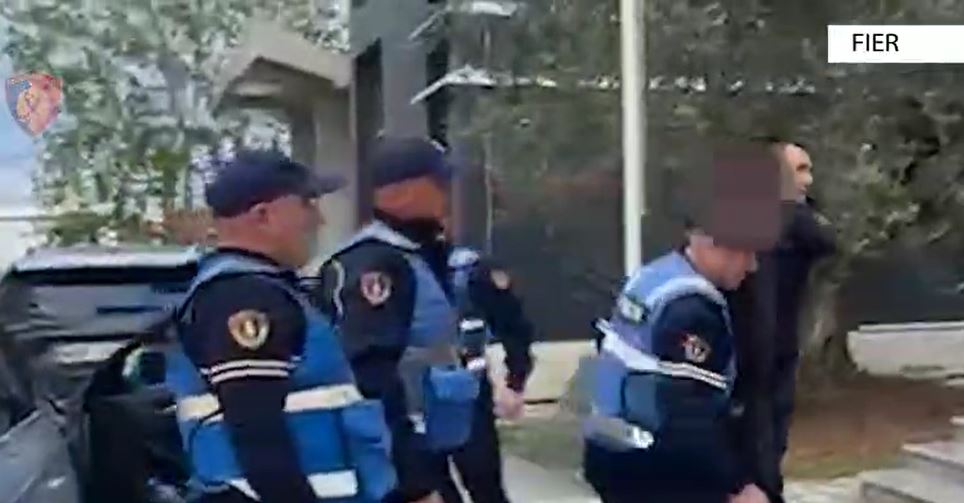 EMRAT/ Me armë zjarri në automjet, dy të arrestuar në Fier