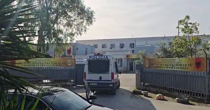 Kontrolle në burgun politikanëve/ Dyshime për drogë, telefona dhe sende të ndaluara