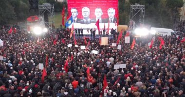 Minutë pas minute/ UÇK bashkon Kombin në Tiranë. Mijëra shqiptarë kërkojnë lirimin e liderëve të UÇK-së
