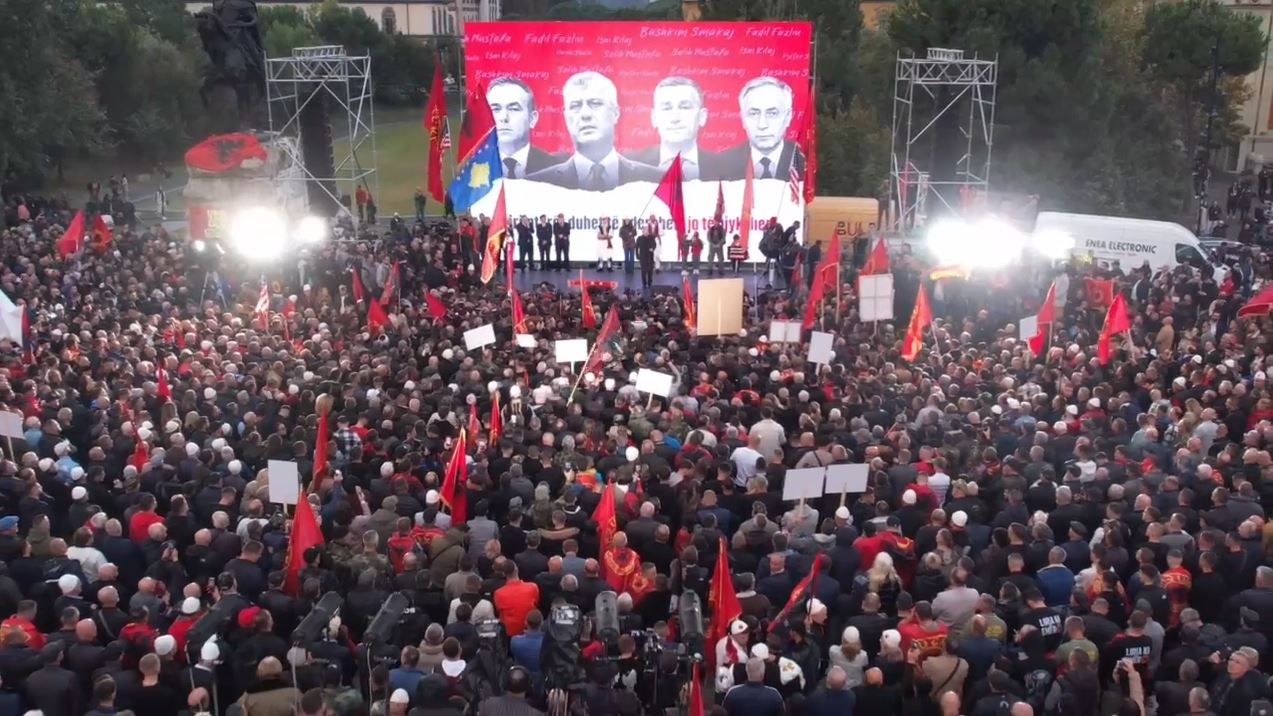 Minutë pas minute/ UÇK bashkon Kombin në Tiranë. Mijëra shqiptarë kërkojnë lirimin e liderëve të UÇK-së