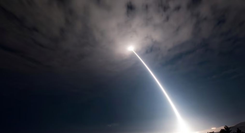 Trump urdhëron Pentagonin ta rifillojë menjëherë testimin e armëve bërthamore