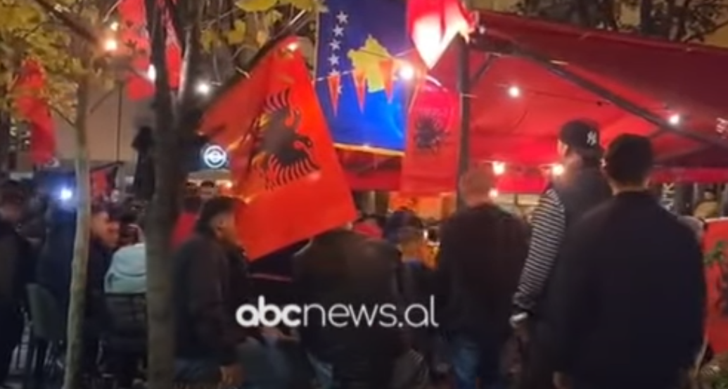 VIDEO/ Prishtina vishet kuqezi. Pragndeshja me Serbinë, të gjithë në mbështetje të kuqezinjve