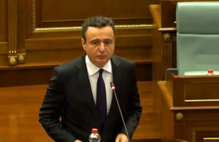 “Asnjë nga partitë nuk ka pranuar marrëveshje”/ Kurti në Kuvend: Votimi për qeverinë e re, i nevojshëm për vendin