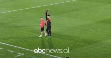 VIDEO/ Shqipëri sulmuese në Leskovac, kuqezinjtë zbresin në fushë para ndeshjes me Serbinë