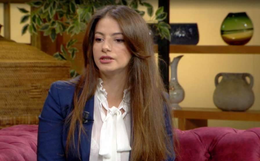 Historia e Xhorxhinës, tentoi vetëvrasjen nga bullizmi/ U hodh nga kati i katërt i pallatit, i mbijetoi plagëve 1 muaj në spital