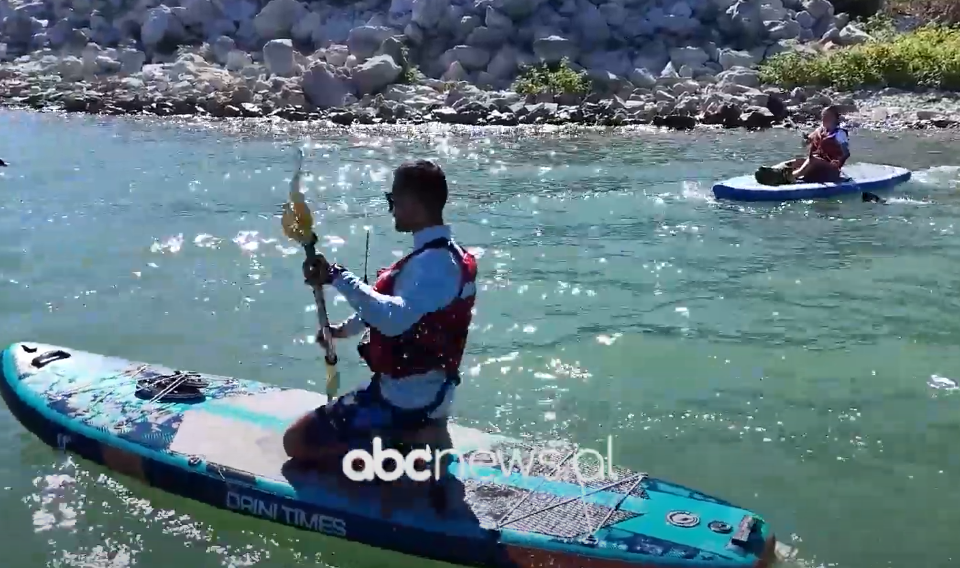 Iniciativë e re në Shkodër/ Dita e hapur e “Padel Board” afron të rinjtë me sportet ujore