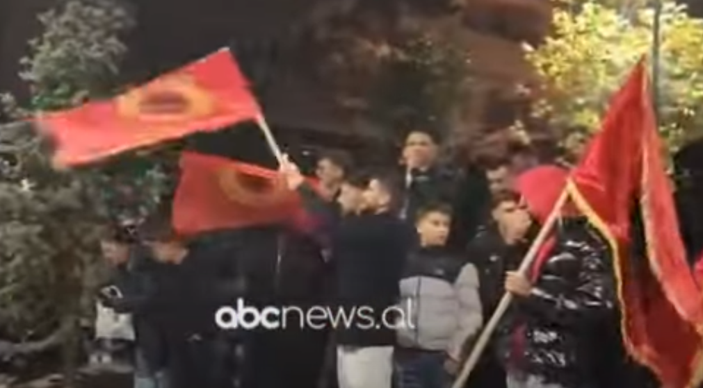 Prishtina kuqezi/ Kosova feston për fitoren e Shqipërisë në Serbi