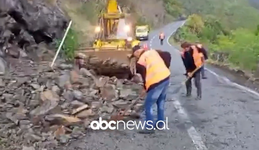 VIDEO/ Reshjet e shiut, shkëputet masivi shkëmbor në aksin Burrel-Skuraj
