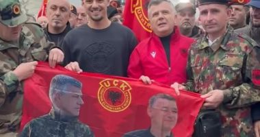 Fotolajm/ Djali i Hashim Thaçit në protestën e shqiptarisë në Tiranë