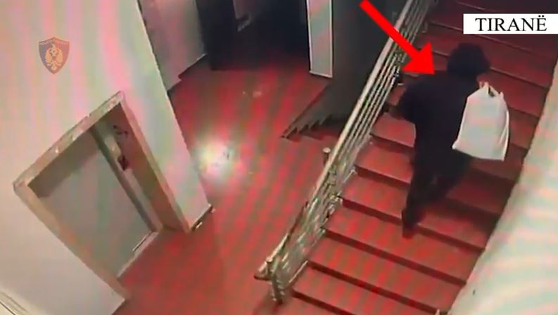 VIDEO/ Vodhi paratë nga kasaforta dhe sende me vlerë 20 mijë euro në një banesë në Tiranë, kapet 52-vjeçari