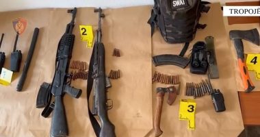 VIDEO/ Dy të arrestuar në Tropojë, sekuestrohen armë, sëpata dhe municion luftarak