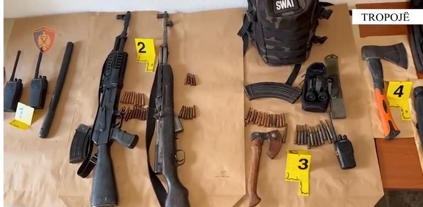 VIDEO/ Dy të arrestuar në Tropojë, sekuestrohen armë, sëpata dhe municion luftarak