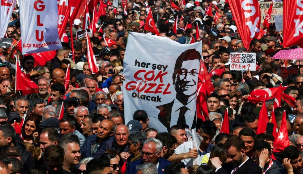 Turqia e akuzon kryetarin e burgosur të Stambollit për “spiunazh politik”